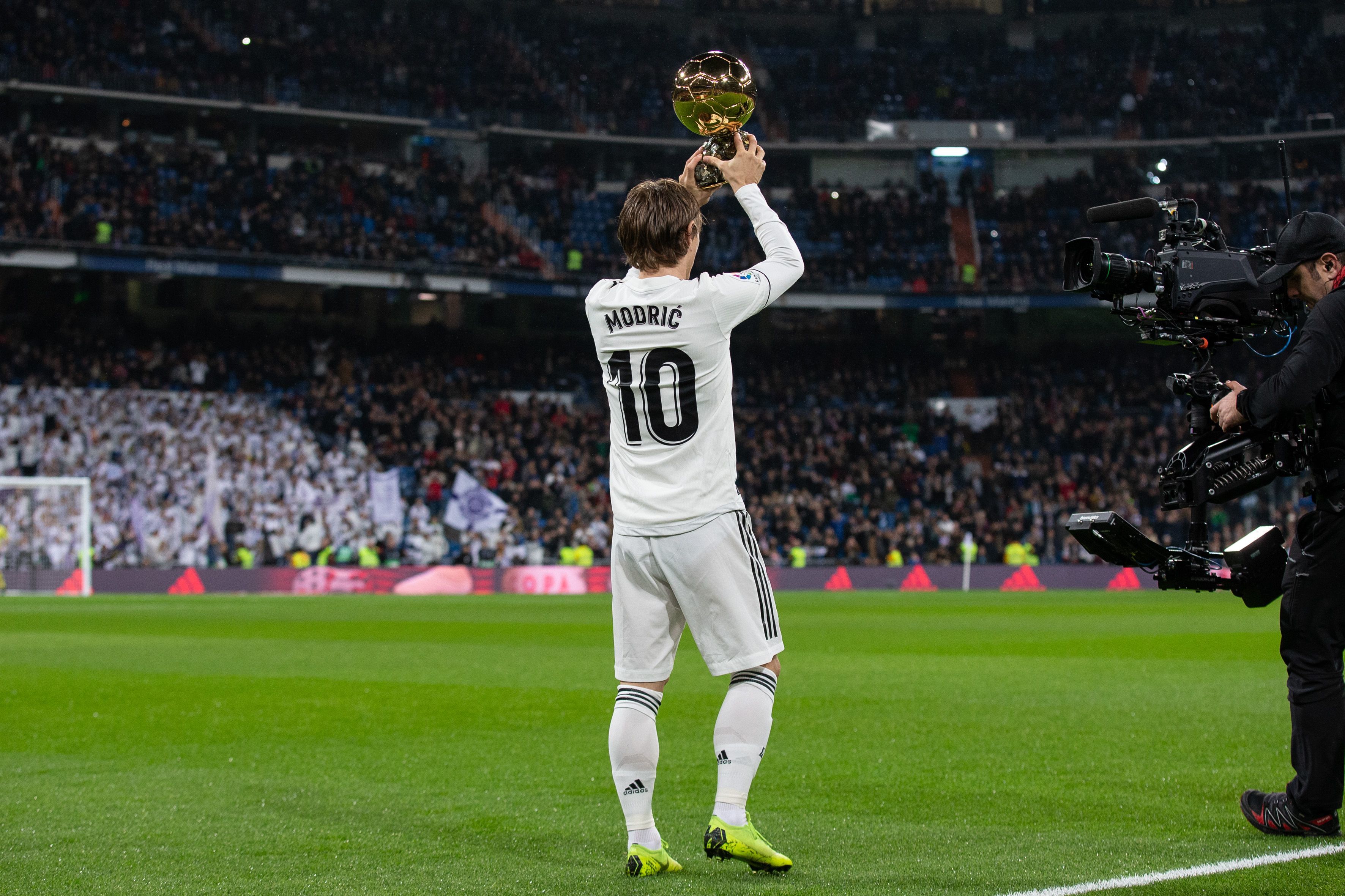 邓亚萍怒揭3人窘境！樊振东夺冠反显男乒危机，统治时代真要终结？（邓亚萍直言三人陷困境，樊振东夺冠难掩男乒隐忧，统治时代要落幕？）