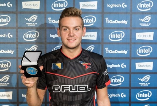 Poppy：369感觉没有突破自我只玩自己玩的好的英雄，在JDG养坏了